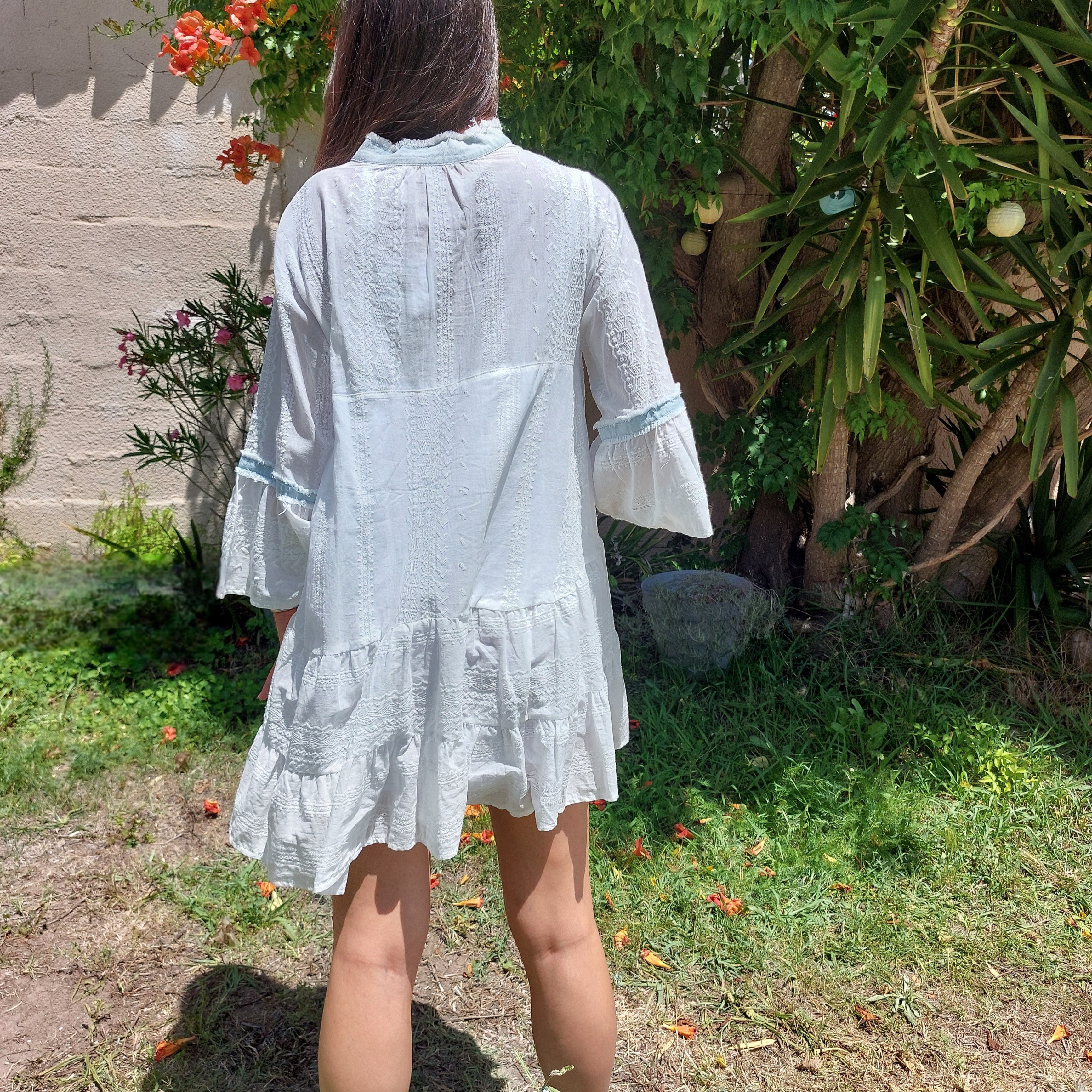 robe blanche courte en broderie anglaise vue de dos et manche 3/4 forme colombine sur carry le rouet