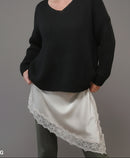 Robe Natalia layering - nuisette satinée portée sur pantalon style moderne