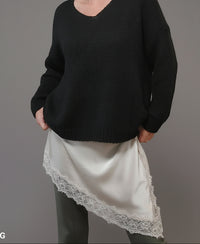 Robe Natalia layering - nuisette satinée portée sur pantalon style moderne