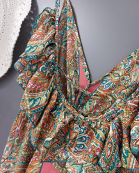 Robe Nithya – détail frou-frou dos nu, soie imprimée, lien sous poitrine, taille 36-40