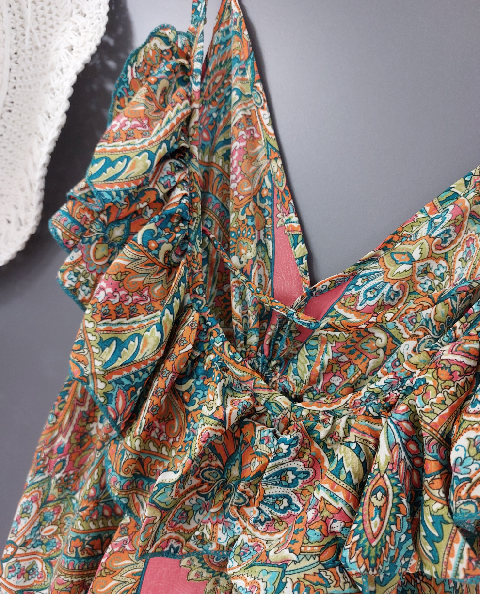 Robe Nithya – détail frou-frou dos nu, soie imprimée, lien sous poitrine, taille 36-40