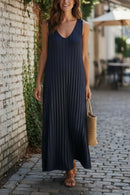 Robe longue plissée soleil Nolal marine portée en ville avec sac en osier — maille irisée lurex, col V, bretelles larges, taille unique 34/46 — ineva
