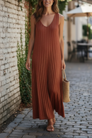 Robe longue plissée soleil Nolal terracotta portée en ville avec sac en osier — maille irisée lurex, col V, bretelles larges, taille unique 34/46 — ineva
