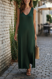 Robe longue plissée soleil Nolal verte portée en ville avec sac en osier — maille irisée lurex, col V, bretelles larges, taille unique 34/46 — ineva

