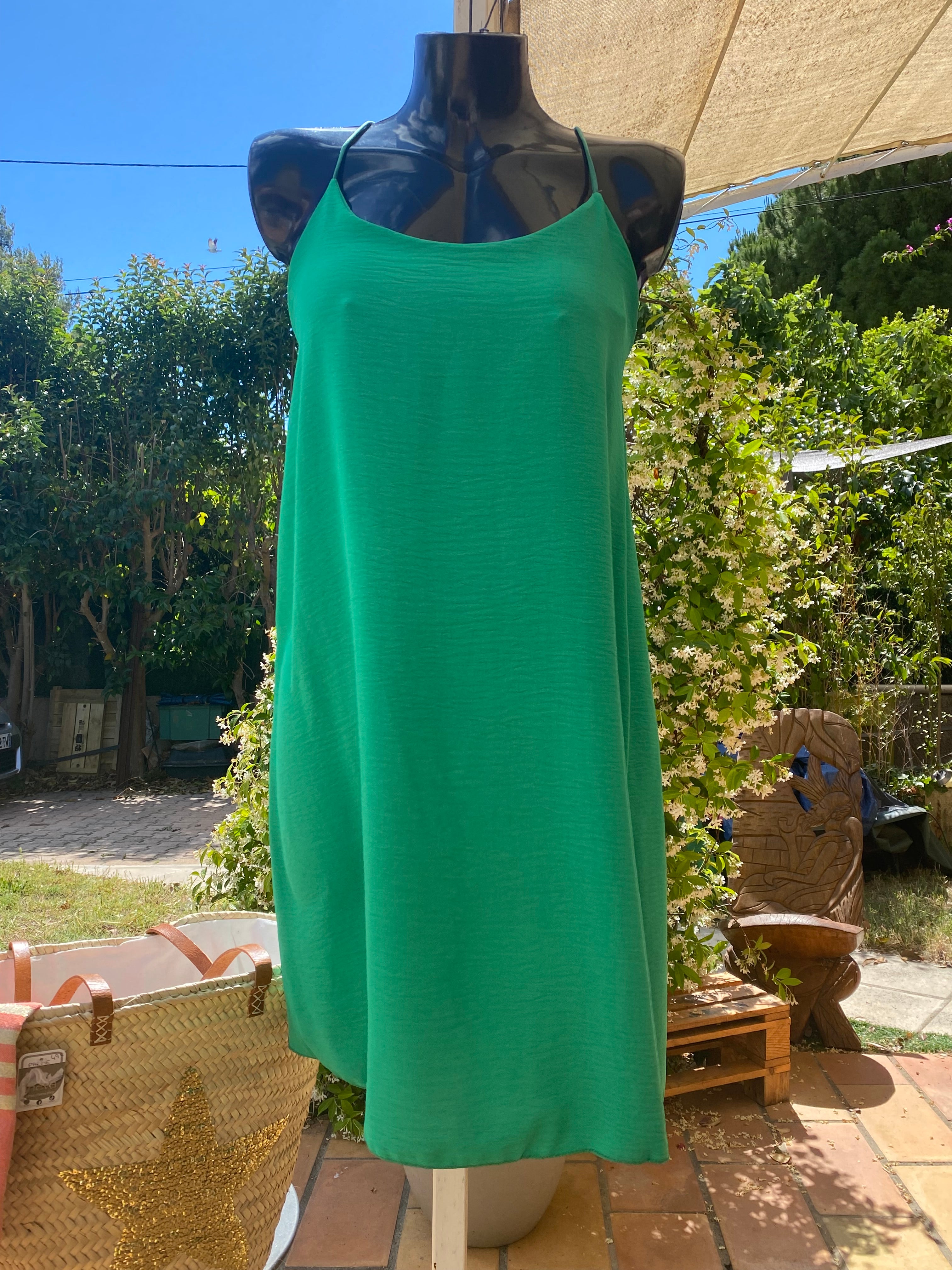 Robe Romy beige portée – courte unie bretelles croisées dos, infroissable, taille 36-44