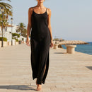 Robe Ruby noire portée – longue unie bretelles croisées dos, fentes latérales genoux