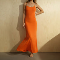 Robe Ruby orange portée – robe longue unie bretelles croisées dos, fentes latérales