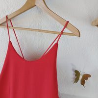 Robe Ruby rouge – détail bretelles croisées dos, robe longue fendue made in Italy