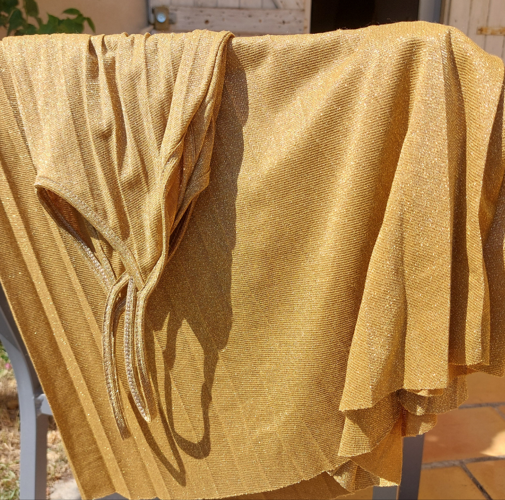 Robe Solal camel portée – longue plissée soleil lurex irisé, bretelles fines fluide

