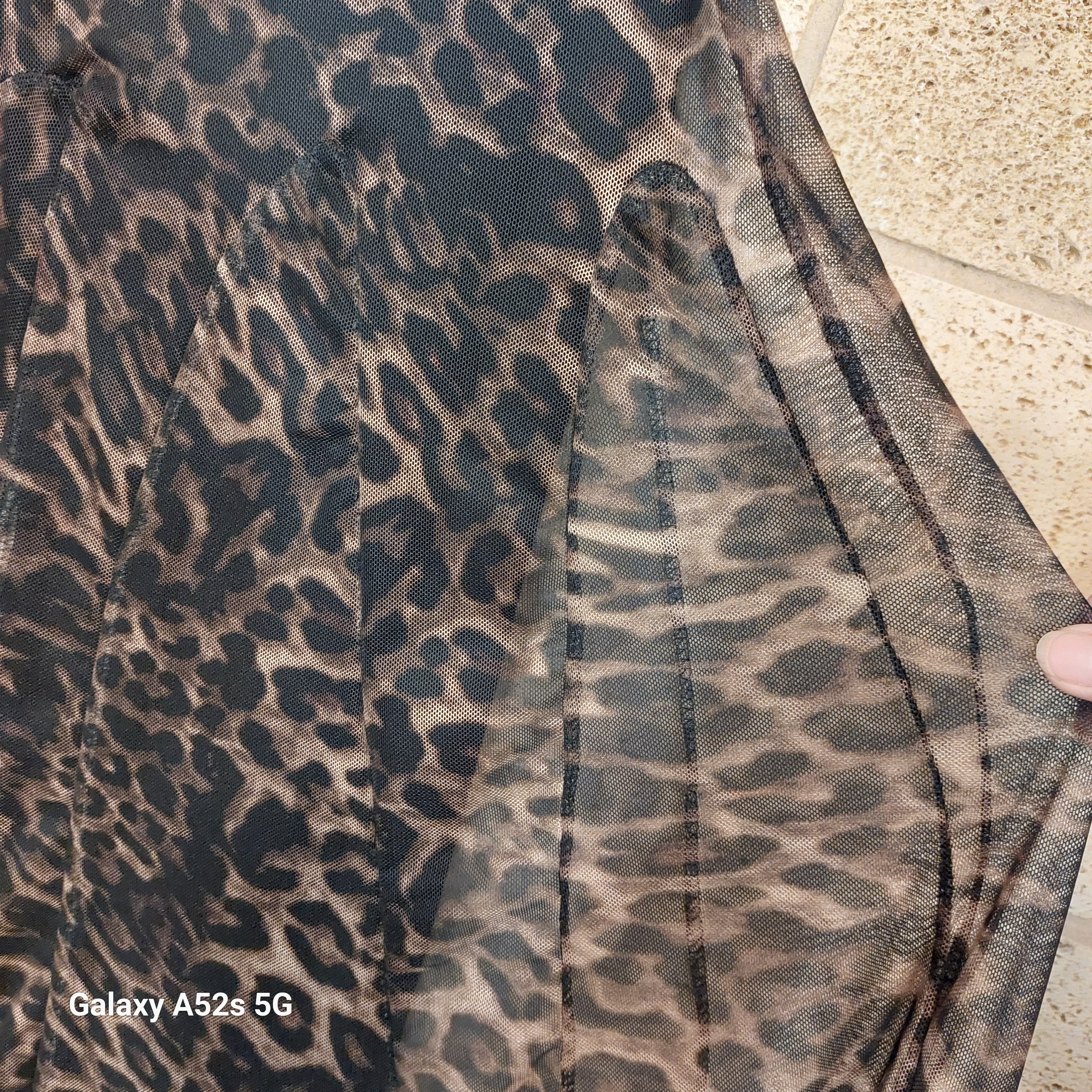 Détail résille imprimé léopard de la Robe Tina — matière doublée, coloris Choco, Made in Italy — ineva
