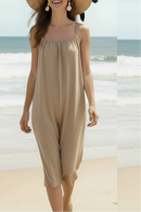 Robe courte Xian taupe portée sur la plage avec chapeau de paille — encolure droite froncée, bretelles fines, coupe ample, viscose fluide, taille unique 36/44, Made in Italy — ineva
