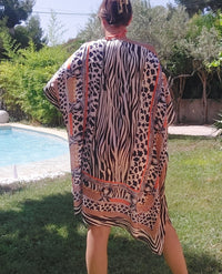Robe Plage Versus — Poncho Col Bateau Imprimé Léopard Chic Taille Généreuse