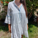 robe blanche courte en broderie anglaise avec col boutonné en jean clair et manche 3/4 forme colombine sur martigues