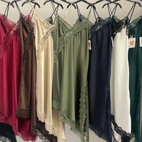 Robe nuisette Natalia satinée - asymétrique dentelle bretelles fines femme