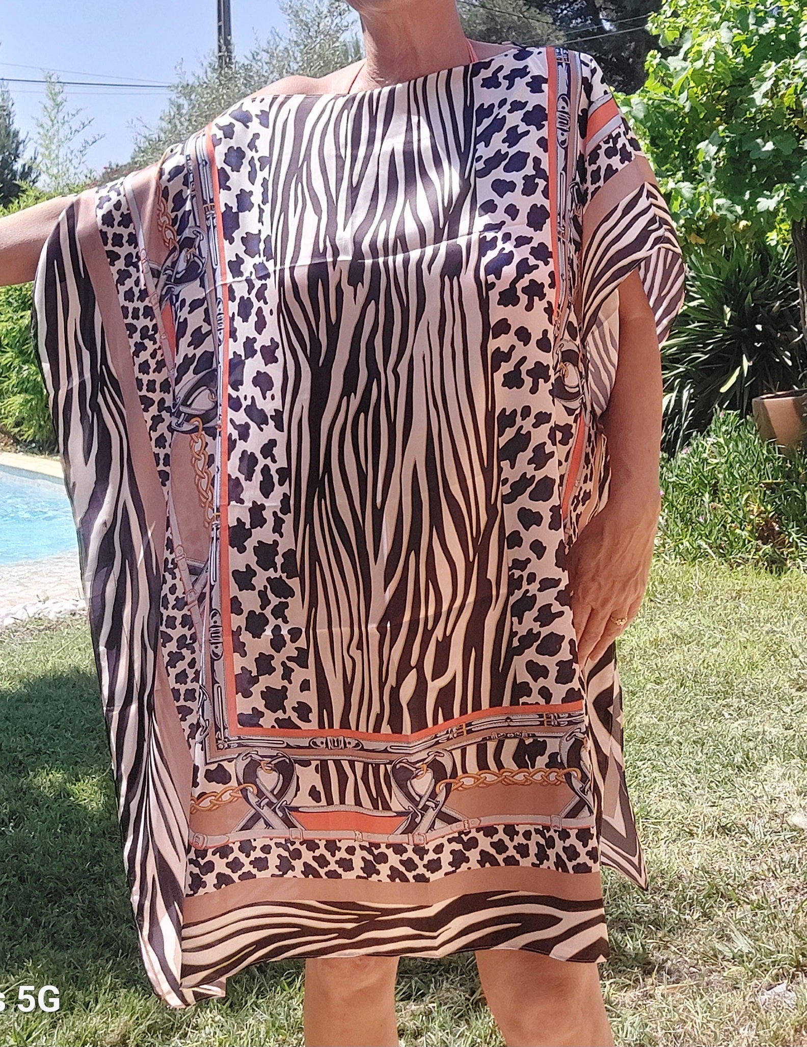 Robe Plage Versus — Poncho Col Bateau Imprimé Léopard Chic Taille Généreuse
