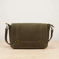 Sac à main Agadir coloris kaki en cuir nubuck avec clous dorés patinés et bandoulière amovible