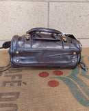 Sac Azilal simili cuir brillant métallisé bronze vue du dessous — base structurée, simili cuir métallisé vegan — ineva
