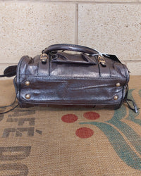 Sac Azilal simili cuir brillant métallisé bronze vue du dessous — base structurée, simili cuir métallisé vegan — ineva
