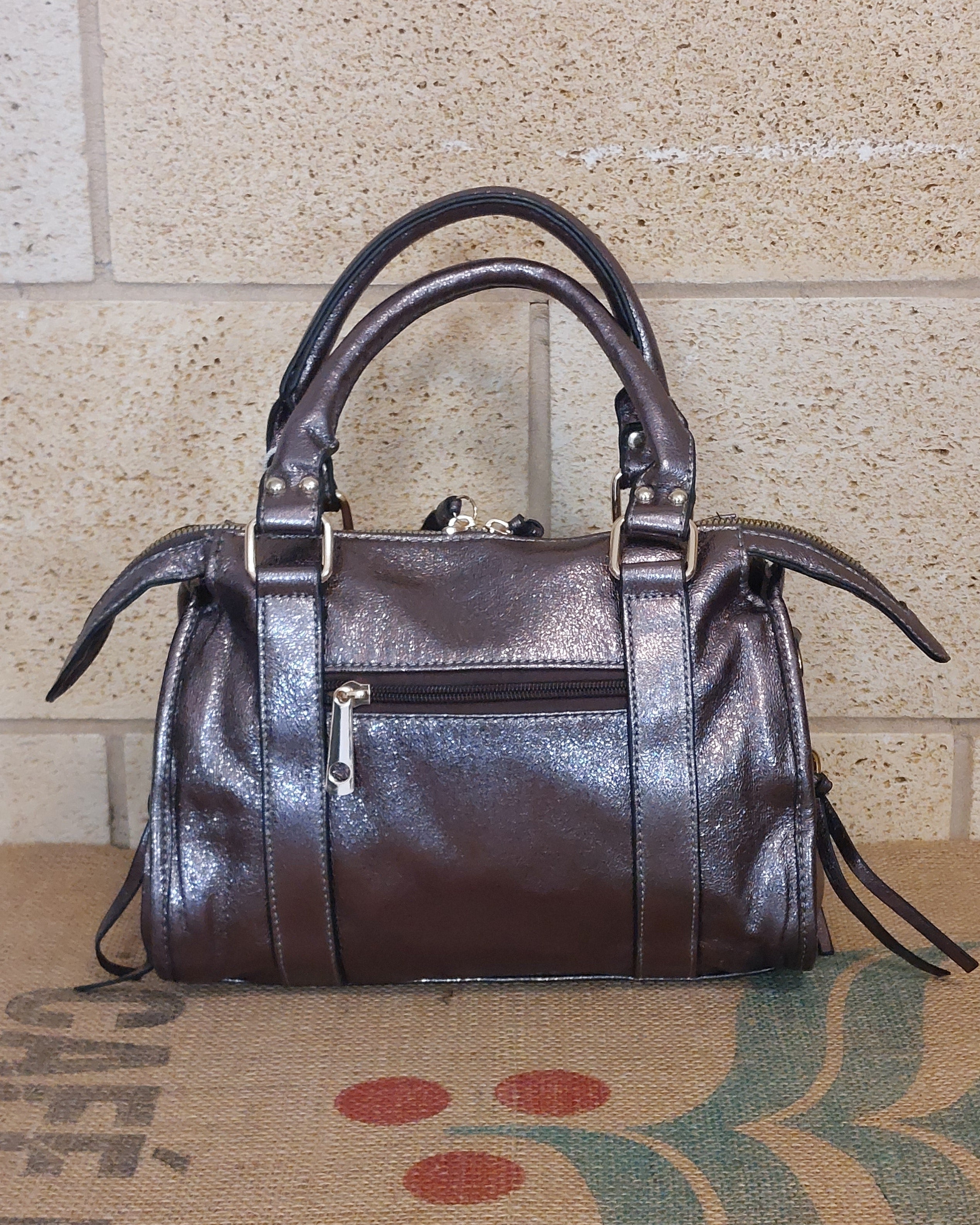 Sac Azilal simili cuir brillant métallisé bronze vue de dos — bandoulière amovible, simili cuir métallisé, quincaillerie dorée — ineva
