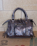 Sac Azilal simili cuir brillant métallisé bronze vue de face — forme bowling, double poignée courte, poche zip frontale, clous et boucles dorés, 28x20 cm — ineva
