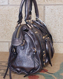 Sac Azilal simili cuir brillant métallisé bronze vue de profil — poche zip latérale avec lanière, boucle dorée, clous dorés — ineva
