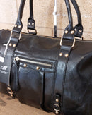 Détail finitions du Grand Sac Bologne simili cuir brillant irisé noir — clous et boucles dorés, poche zip façade, franges latérales — ineva
