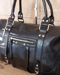 Détail finitions du Grand Sac Bologne simili cuir brillant irisé noir — clous et boucles dorés, poche zip façade, franges latérales — ineva
