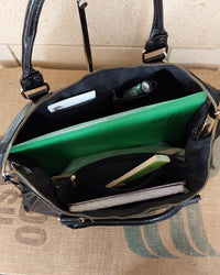 Intérieur du Grand Sac Bologne simili cuir brillant irisé noir en situation — cahier A4, carnet, trousse, grand compartiment avec poches zip, sac de cours ou week-end — ineva
