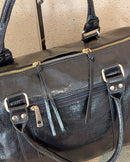 Fermeture zip du Grand Sac Bologne simili cuir brillant irisé noir — zip doré sur le dessus, double poignée courte — ineva
