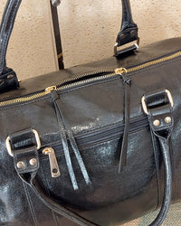 Fermeture zip du Grand Sac Bologne simili cuir brillant irisé noir — zip doré sur le dessus, double poignée courte — ineva
