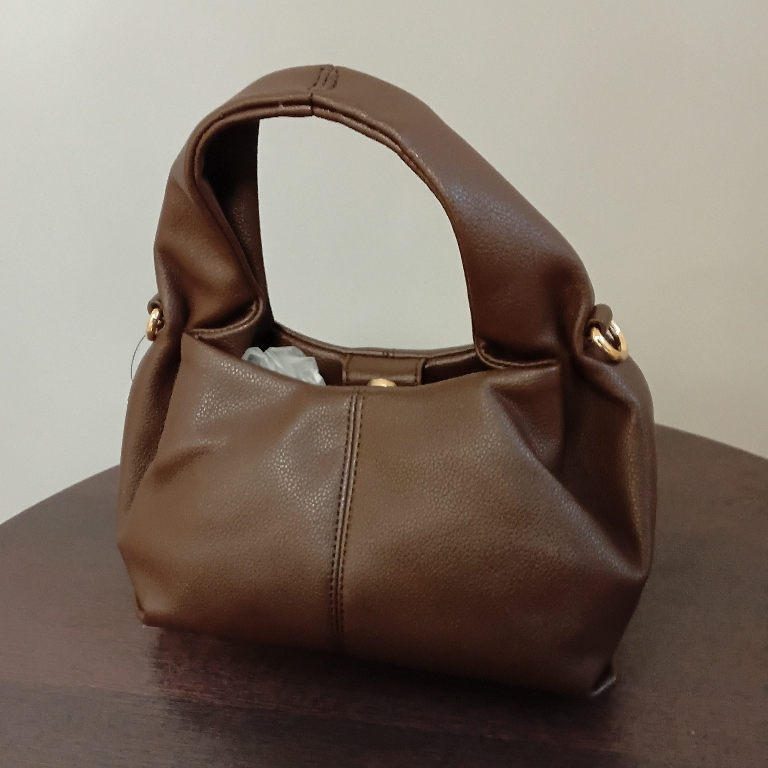 Sac Byblos forme bourse simili cuir grainé - bandoulière amovible et fermeture pression pratique
