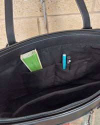 Démonstration petites poches zip intérieures du Sac Lecce simili cuir grainé noir — 2 poches zip, organisation optimale — ineva

