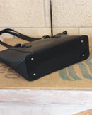 Sac Lecce simili cuir grainé noir vue du dessous — base structurée, simili cuir grainé premium, vegan — ineva
