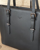 Détail simili cuir grainé noir du Sac Lecce — texture grain premium, aspect cuir vegan, quincaillerie argentée — ineva
