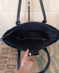 Intérieur du Sac Lecce simili cuir grainé noir vide — grand compartiment, 2 petites poches zip intérieures, doublure noire — ineva
