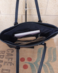 Intérieur du Sac Lecce simili cuir grainé noir en situation — cahiers A4, trousse et effets personnels, sac de cours working girl — ineva
