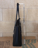 Sac Lecce simili cuir grainé noir vue de profil — 12 cm de profondeur, fermeture zip, anses longues réglables — ineva
