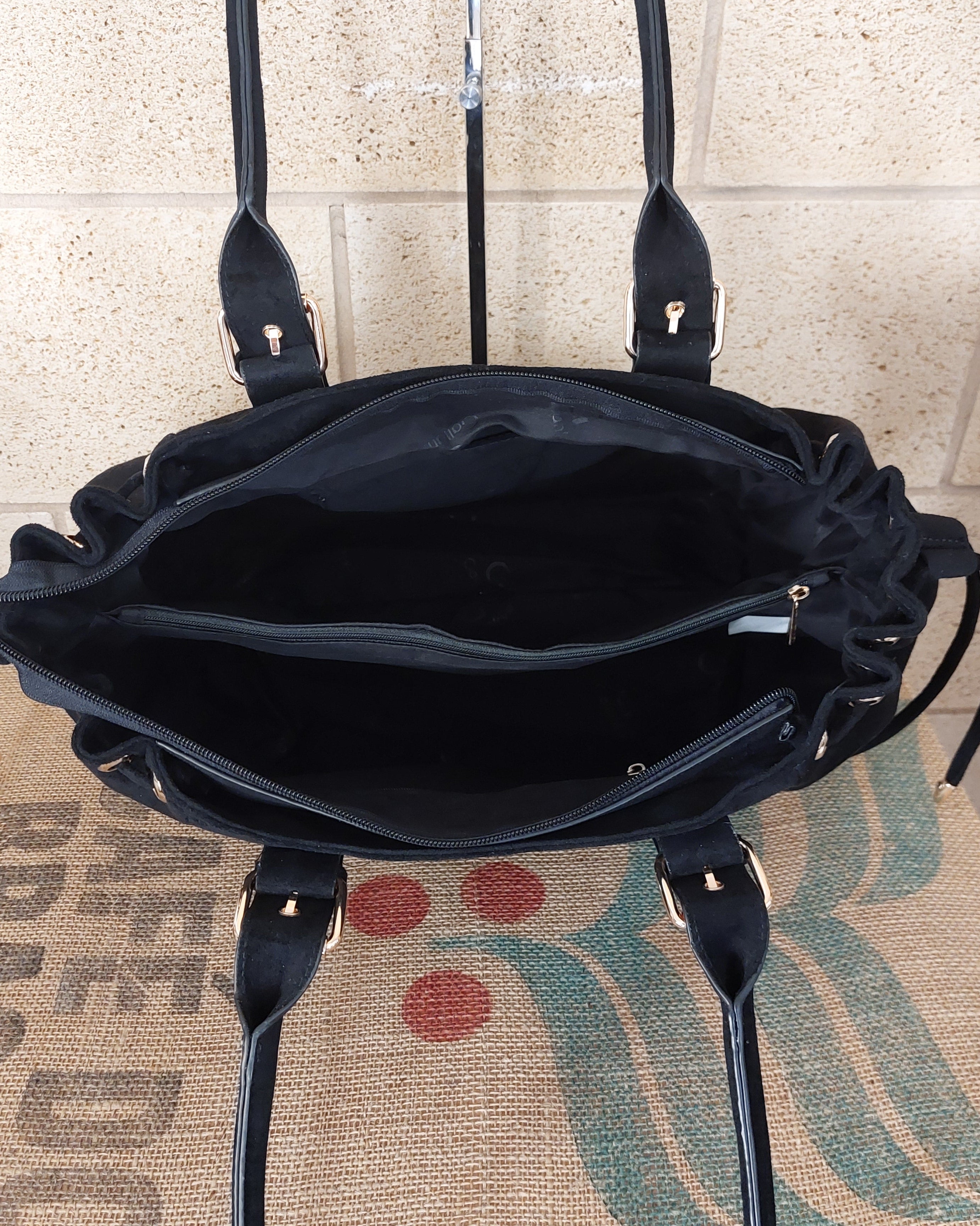 Intérieur du Grand Sac Milan nubuck synthétique noir vide — 2 compartiments, 1 grande poche zip intérieure, doublure noire, quincaillerie dorée — ineva
