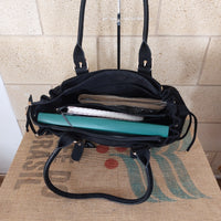 Intérieur du Grand Sac Milan nubuck synthétique noir rempli — trousse, pochette A4 et carnet, capacité 3-4 cahiers A4, idéal sac de cours — ineva
