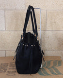 Grand Sac Milan nubuck synthétique noir vue de profil — côté froncé cordon coulissant doré, fermeture zip, 10 cm de profondeur — ineva
