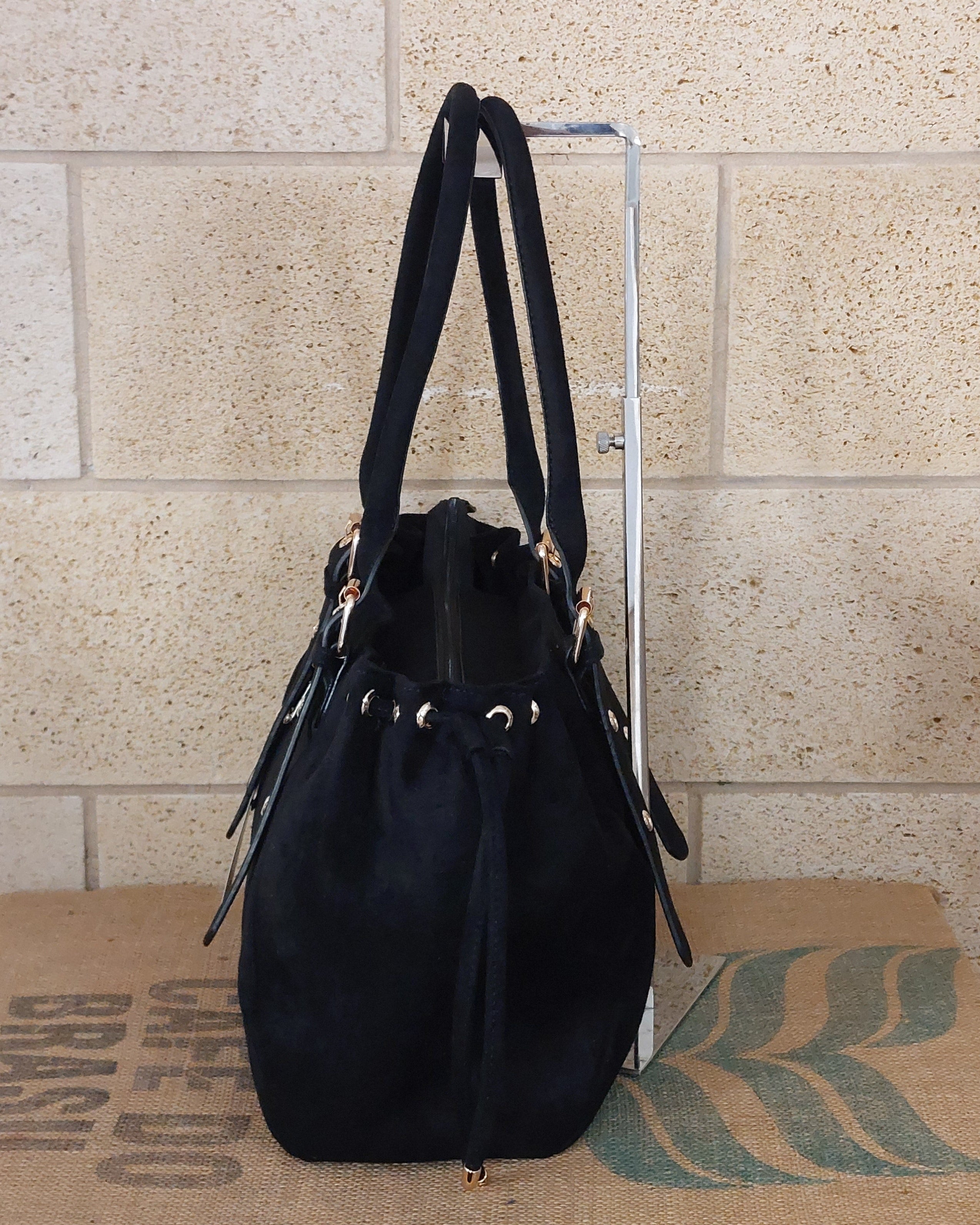 Grand Sac Milan nubuck synthétique noir vue de profil — côté froncé cordon coulissant doré, fermeture zip, 10 cm de profondeur — ineva
