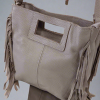 Sac Nevada en cuir grainé crème avec franges latérales et bandoulière