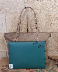 Sac Paolo grand tote bag suédine beige avec chemise A4 devant — capacité 2-3 cahiers A4, sac de cours, anses cloutées argent — ineva
