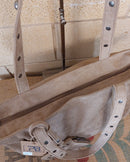 Sac Paolo grand tote bag suédine beige vue du dessus — fermeture zip, anses longues cloutées argent, 45x33 cm — ineva
