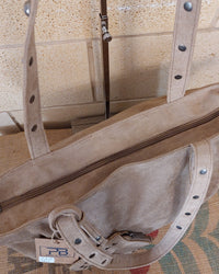 Sac Paolo grand tote bag suédine beige vue du dessus — fermeture zip, anses longues cloutées argent, 45x33 cm — ineva
