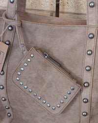 Détail petite pochette amovible cloutée argent du Sac Paolo suédine beige — accessoire amovible, quincaillerie argentée — ineva
