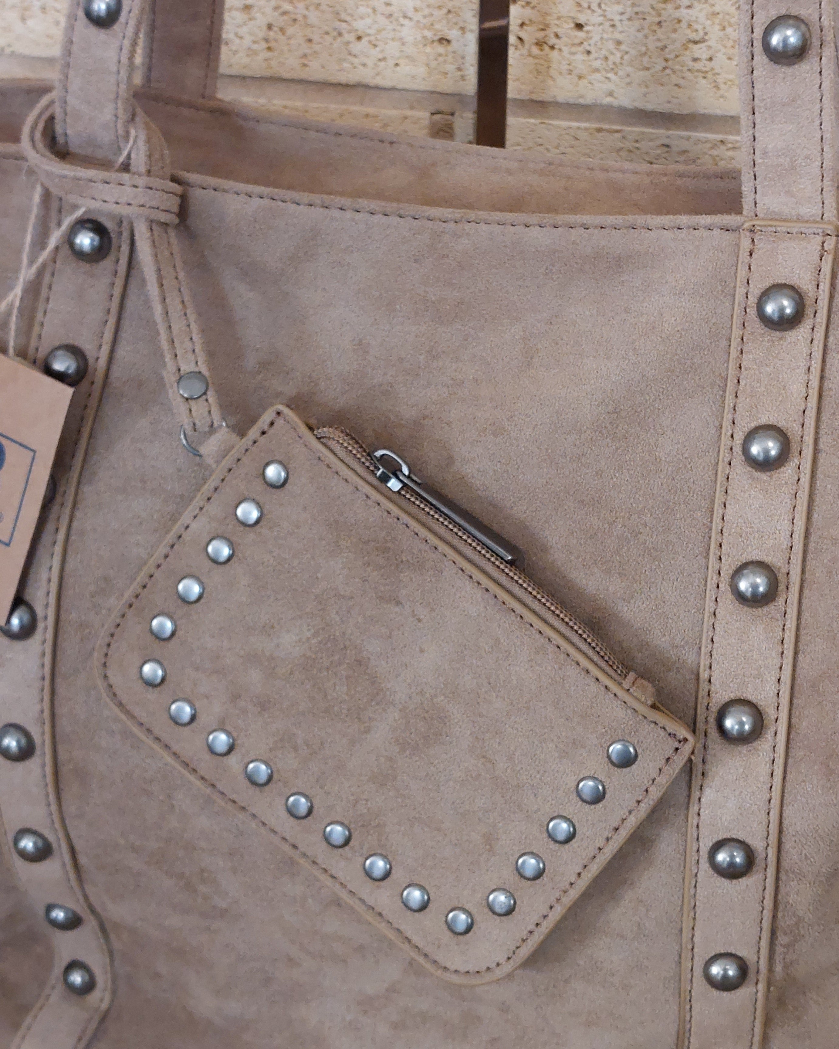Détail petite pochette amovible cloutée argent du Sac Paolo suédine beige — accessoire amovible, quincaillerie argentée — ineva
