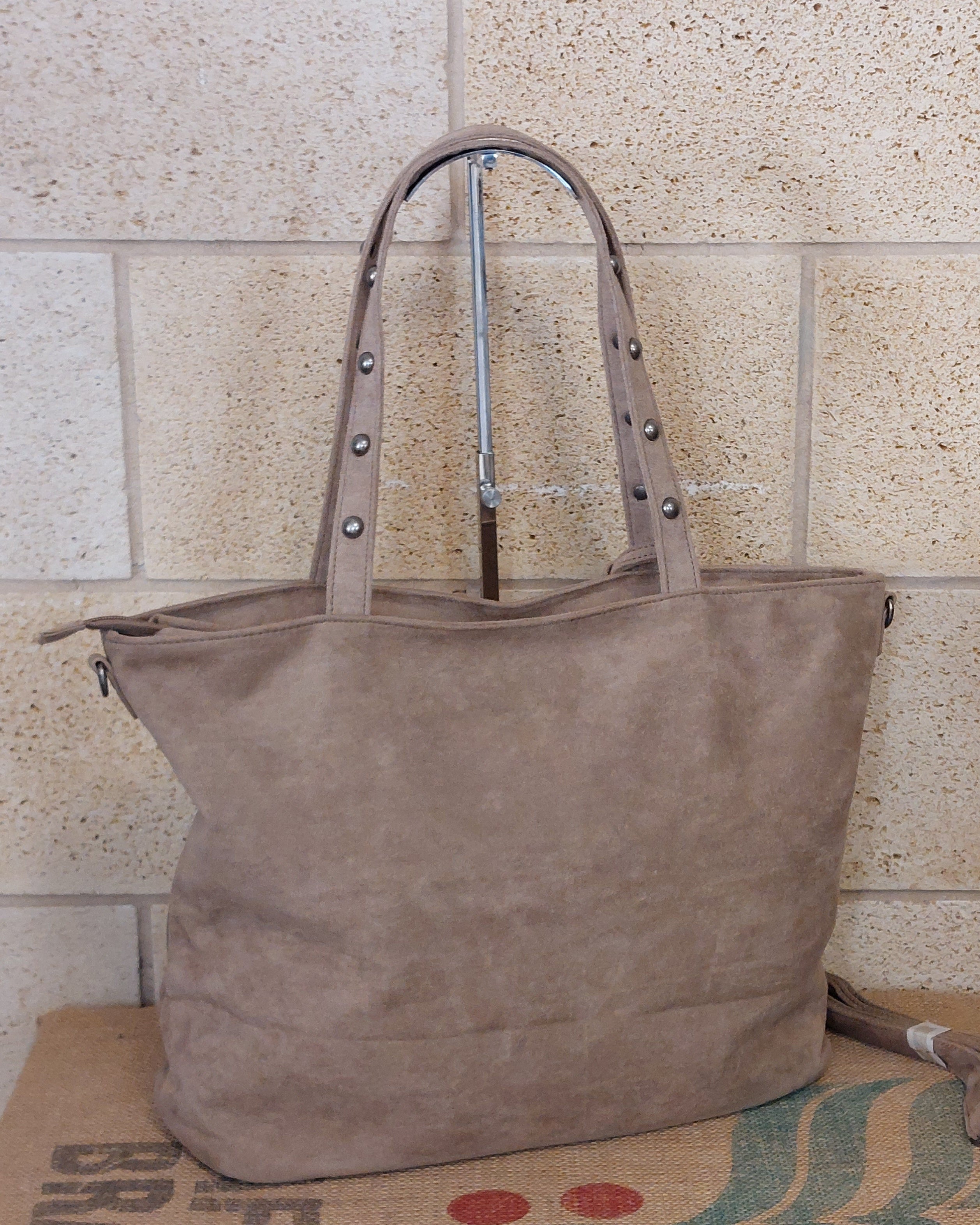 Sac Paolo grand tote bag suédine beige vue de dos — bandoulière amovible, anses cloutées argent, quincaillerie argentée — ineva
