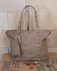 Sac Paolo grand tote bag suédine beige vue de face — anses longues cloutées argent, petite pochette amovible cloutée, bandoulière amovible, fermeture zip, 45x33x12 cm — ineva
