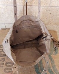 Intérieur du Sac Paolo grand tote bag suédine beige ouvert — 1 poche zip + 2 poches ouvertes, doublure beige, spacieux — ineva
